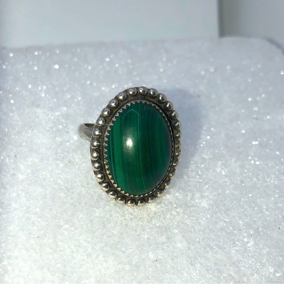 Vtg Navajo Sterling & Malachite Oval Stone Beaded Accent Setting Sz 6.5 - Picture 3 of 7